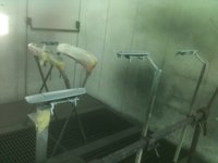 De deurgrepen in de spuitcabine.