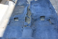 oude blauwe vloerbekleding (heel erg 90's en niet mijn smaak)