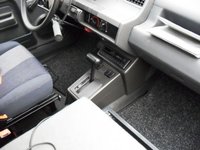 Met handgas en de rem aan,t stuur plus rechterstoel electrisch omhoog en omlaag.