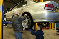 Henny: "Cees, zijn die wiellagers nastelbaar bij de Galant? Want voel maar, er zit een heel klein beetje speling op."