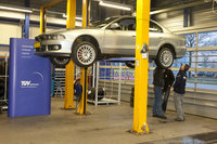 Op de brug. Deze foto staat bij de inhoudsopgave van Autoweek 4-2013