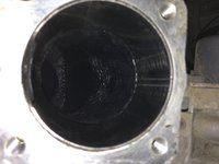 De binnenkant van het inlaat spruitstuk. Kon alleen het begin schoonmaken(helaas).