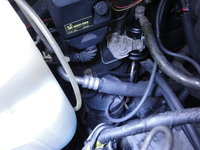 Weet er iemand of er op de middelste aansluiting van deze pot normaal een slangetje zit en naar waar dit loopt. Ik kan me niet herinneren of ik dit gedemonteerd heb en heb ook geen slangetje over.