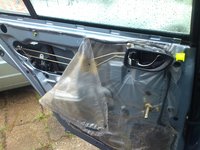 deurtje waar de kabels heen lopen