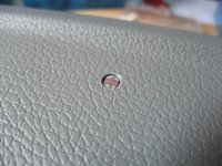 Het lichtsensortje heeft hij in de Twingo vooraan in het dashboard geplaatst. Het is een gaatje van ongeveer 1-1.5cm. Eigenlijk piepklein dus!