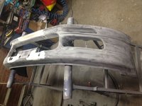 Pre-Facelift VR4 voorbumper met verbrede nummerplaatruimte, vastgelaste trek-oog-afdekkap en verwijderde strips aan de onderzijde/zijkanten. Omdat het mooier is. En omdat het kan :)