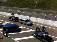 1 uur en 15 minuten drifsessie van de NL Drift heren en dames (!). De oogst aan versleten bandjes op een aanhanger. Die blauwe bus zit ook vol en er stond nog een mpv met afgedraaide bandjes. 3 rondjes over het halve circuit waren afdoende om 2 banden "af te draaien".