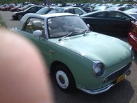 Door de felle zon op het scherm heb ik dus niet eens gezien dat ik een vinger voor het beeld had zitten (Nissan Figaro).