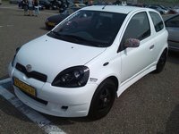 De Yaris zelf is niet zo spannend, maar damn wat zijn die koplampen gruwelijk vet.