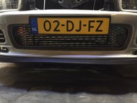 Even 'omgedraaid' de nieuwe intercooler opgehangen en de bumper er even losjes voorgehangen. Ik vind het maar rommelig die glimmende unit achter het 'gaas' van de bumper. Nu nog sterker overtuigd van een matzwart gespoten nieuwe intercooler :)