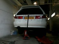 Kontje omhoog en uitlaat eronder vandaan